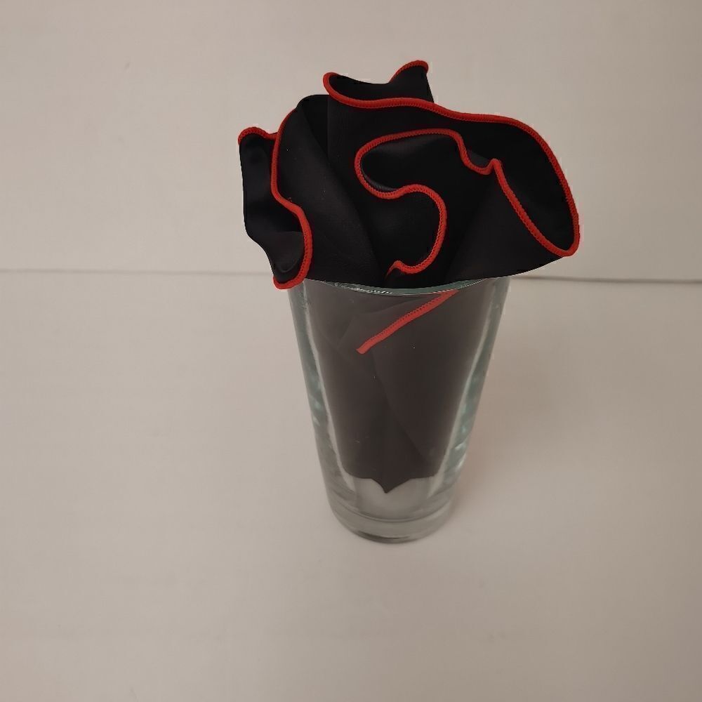MEN'S ROUND HANKY AND POCKET SQUARE SET.